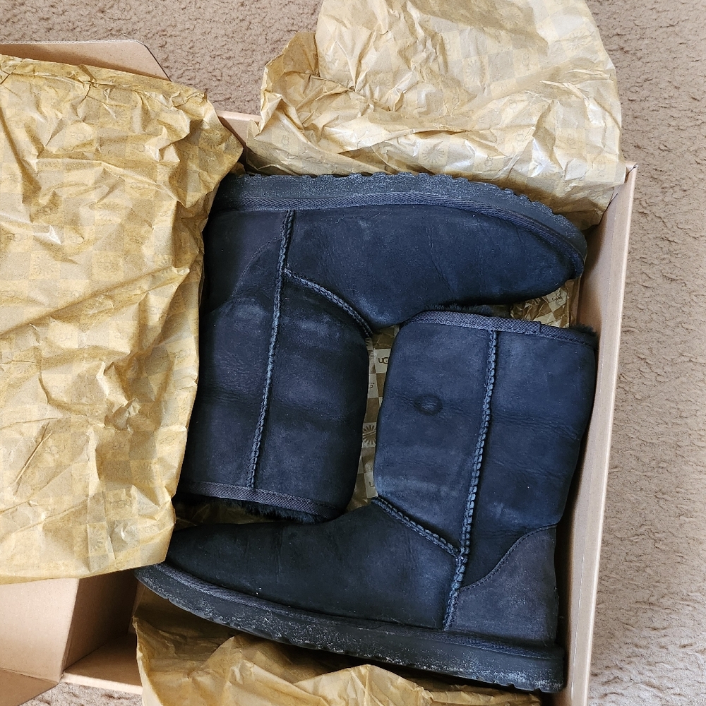 UGG Classic SHORT in Black - Picture 2 of 11